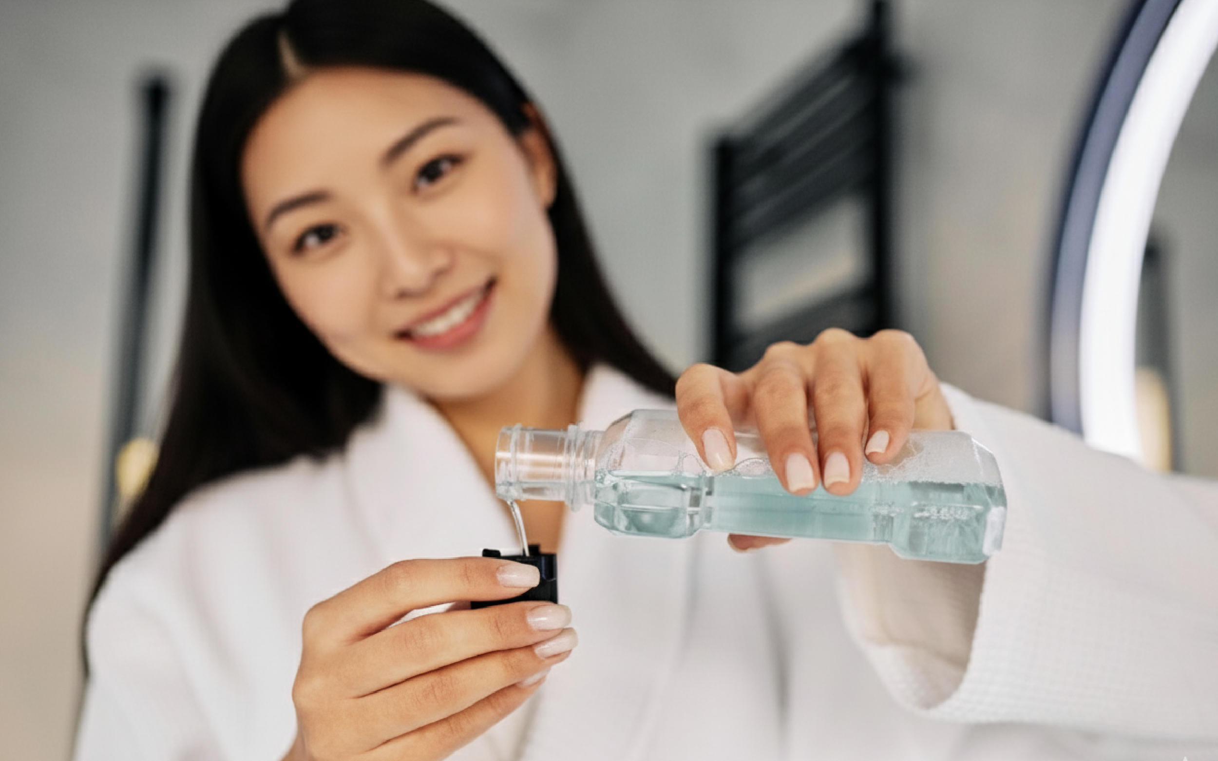 牙醫師向患者說明口腔保健知識